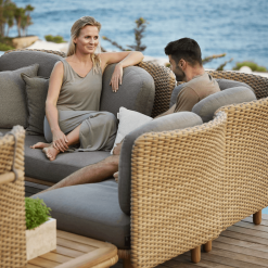 Cane-line Arch 2-Seters Sofa M/Lav Arm/Ryggstøtte 13 Cane-line Arch 2-Seters Sofa M/Lav Arm/Ryggstøtte -hemma butik 2023 2023 03 10 09 27 36